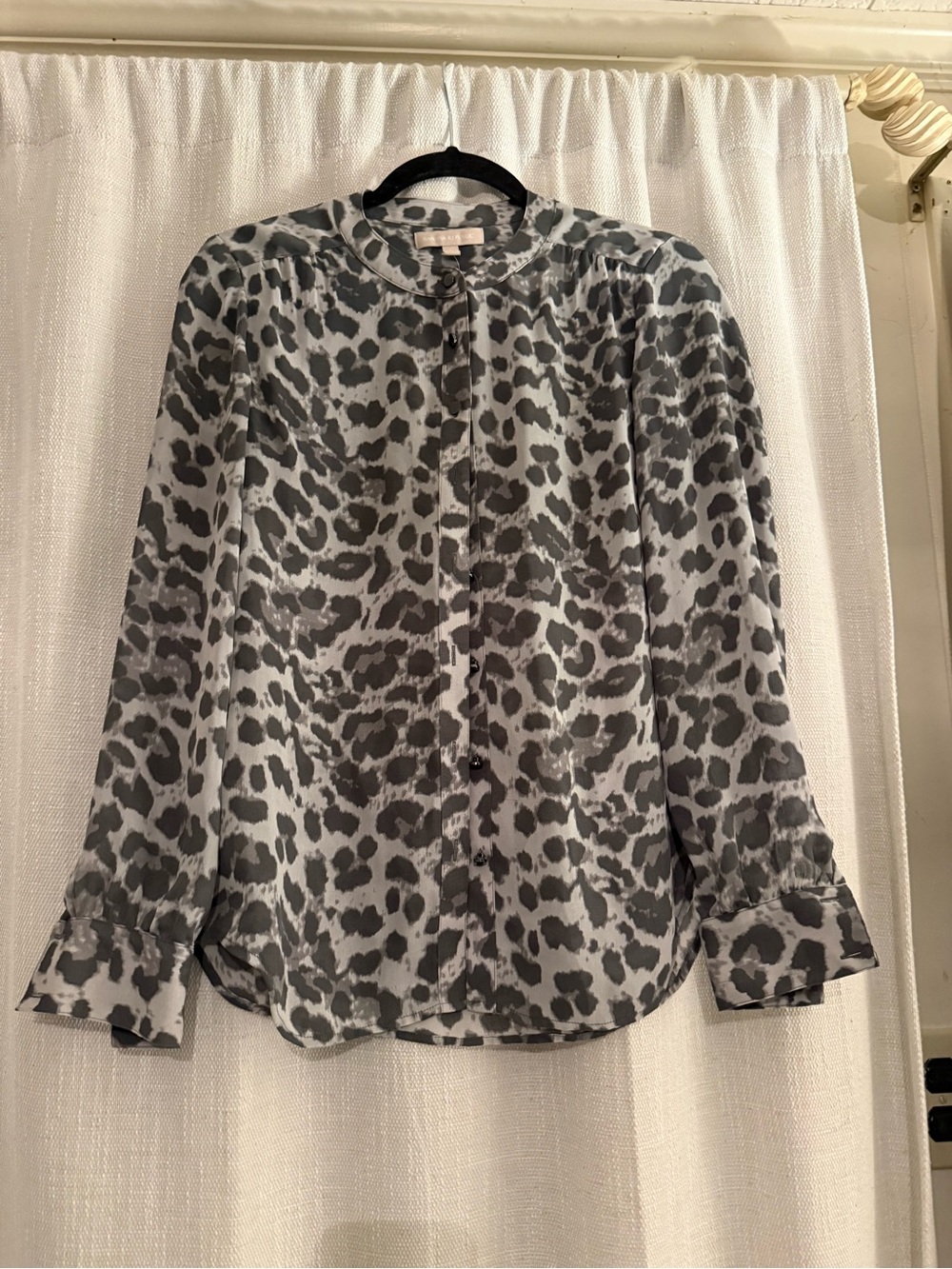 Banana Republic Gray Leopard Print Button-Up Blouse size 0 like new